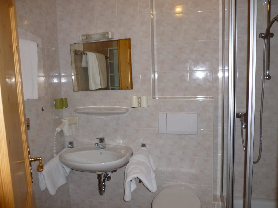 Bad mit Dusche, WC und Fön Alpenpension Ettlerlehen