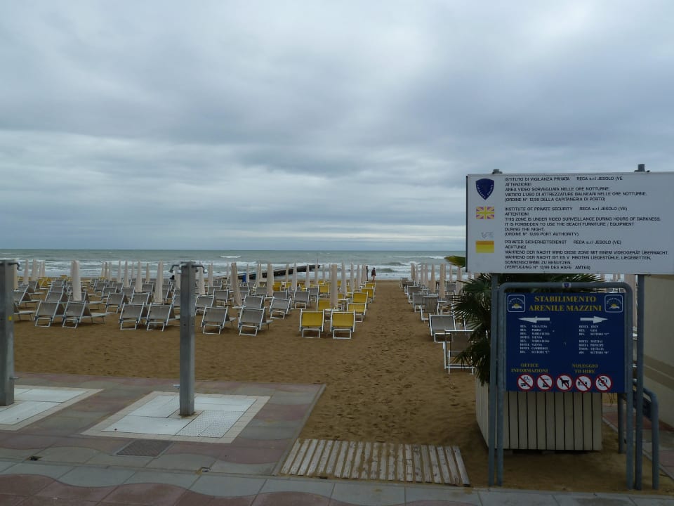 Hotelstrandabschnitt mit Duschen Eden Hotel