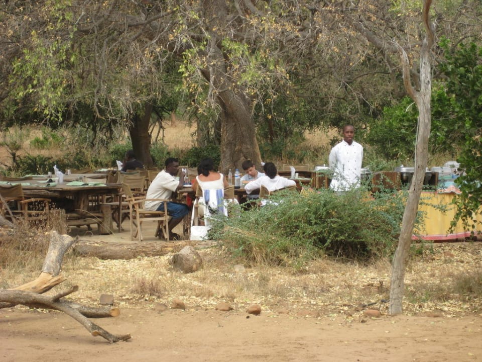 Der Speisesaal unter freiem Himmel Hotel Ndololo Safari Camp
