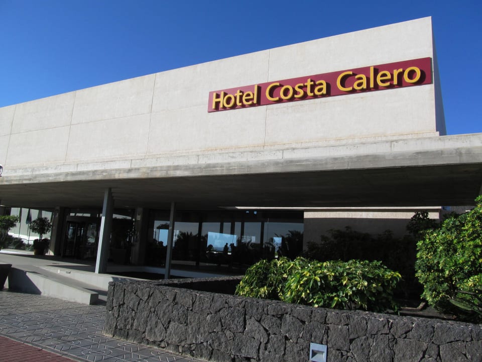 Vor dem Hotel Hotel Costa Calero