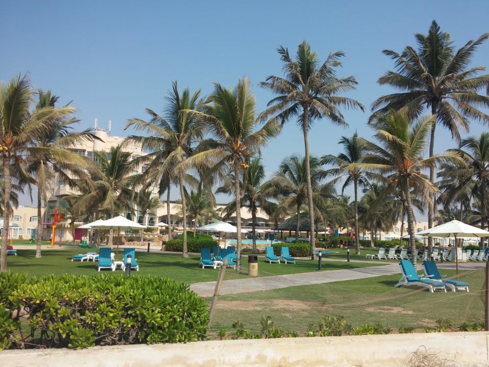 Blick in die weiträumige Gartenanlage Crowne Plaza Salalah