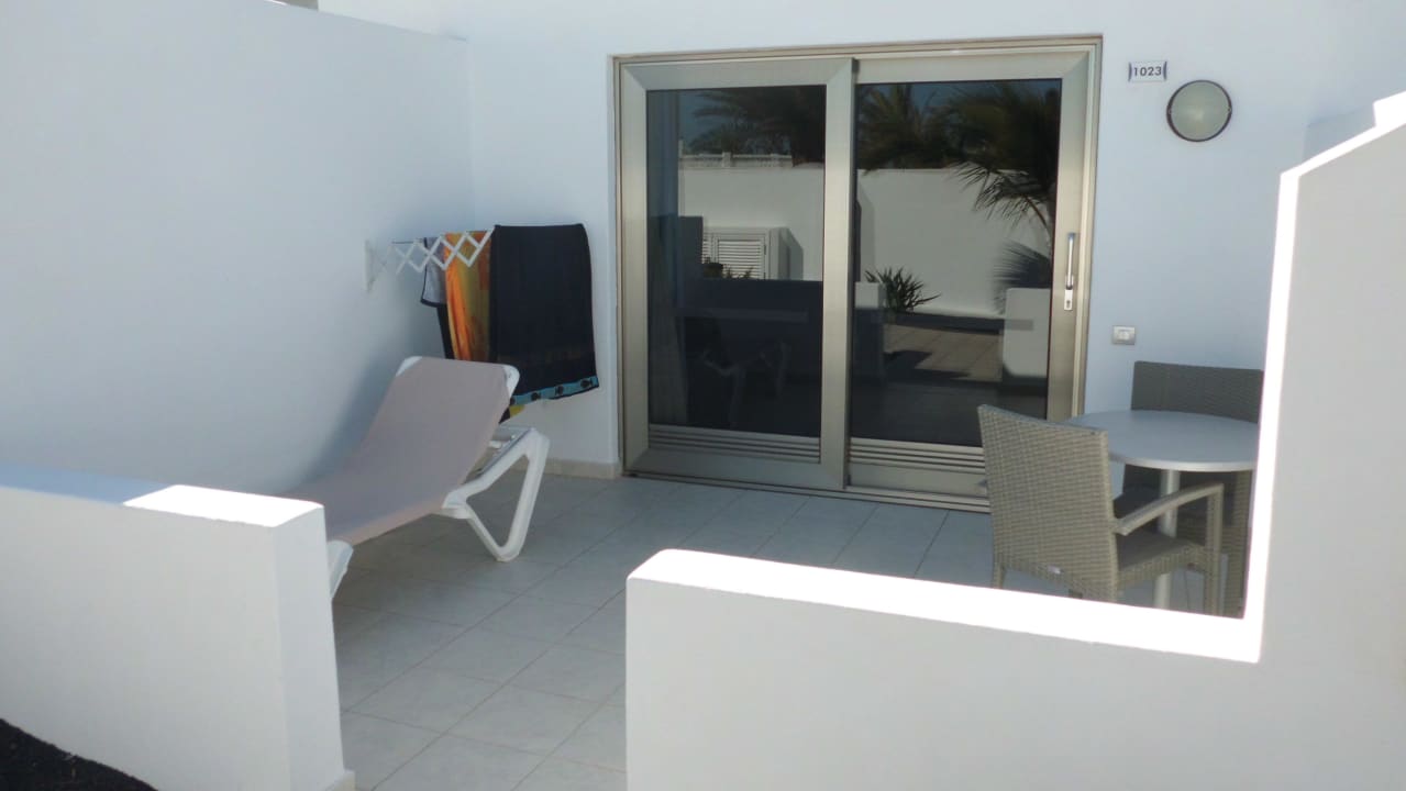 Terrasse vor dem Hotelzimmer mit Eingang Hotel Las Costas