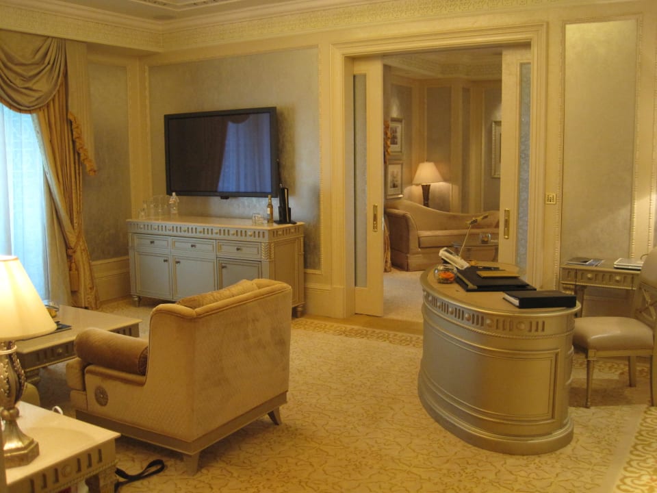 Blick vom Wohnzimmer zum Schlafzimmer Emirates Palace Mandarin Oriental