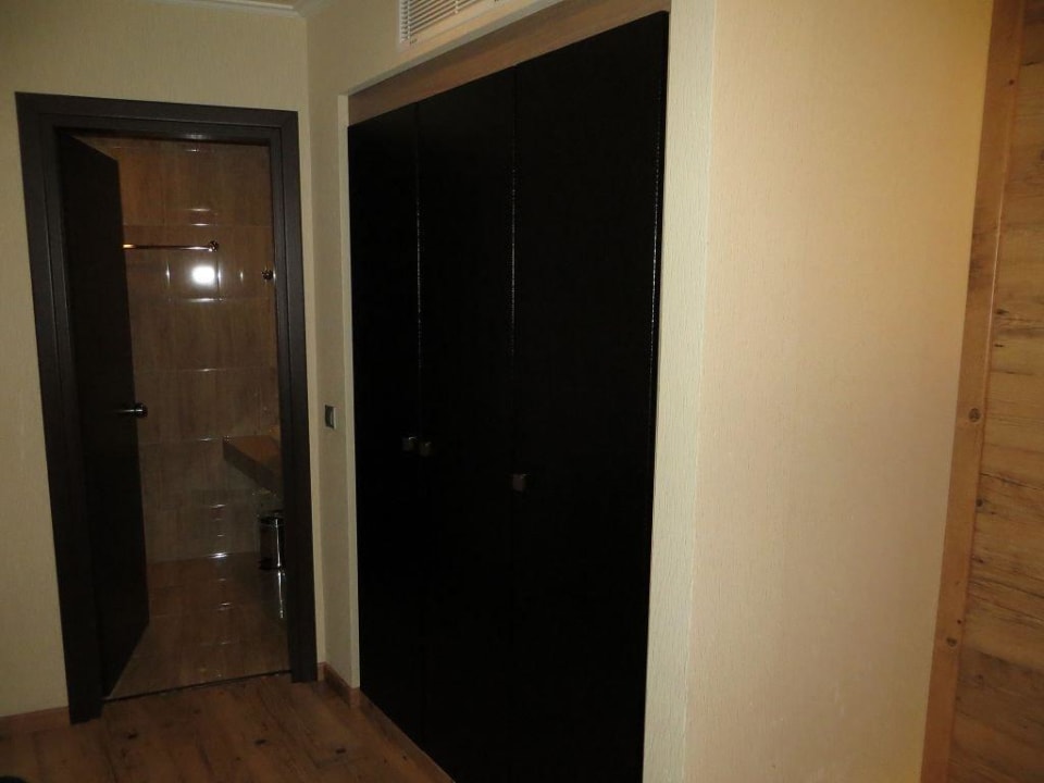 Schrank mit Zimmersafe und Zugang zum Bad Hotel Athens Lotus
