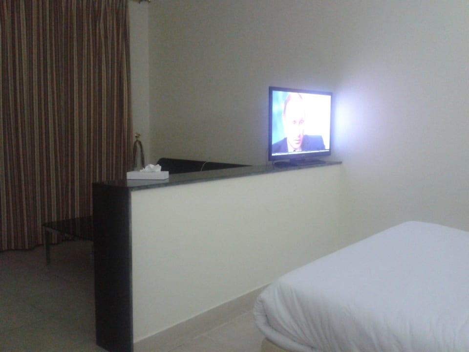 Вид номера со входа справа кровать , слева трюмо с Panorama Bungalows Resort El Gouna