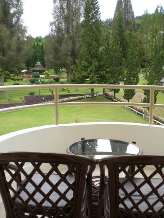 Blick vom kleinen aber netten Balkon in den Garten Hotel Grand Mutiara
