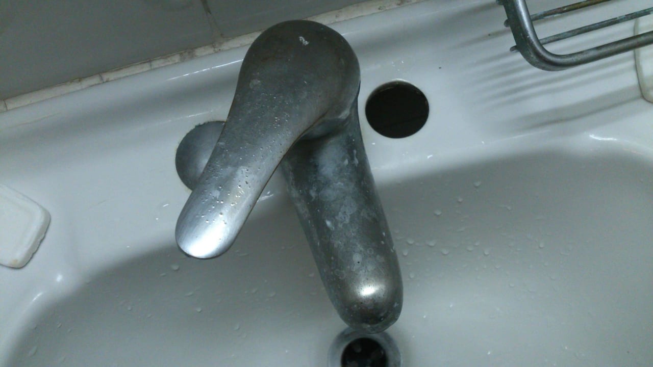 Verschmutzter Wasserhahn mit benutzter Seife bei E Hotel Tulipan