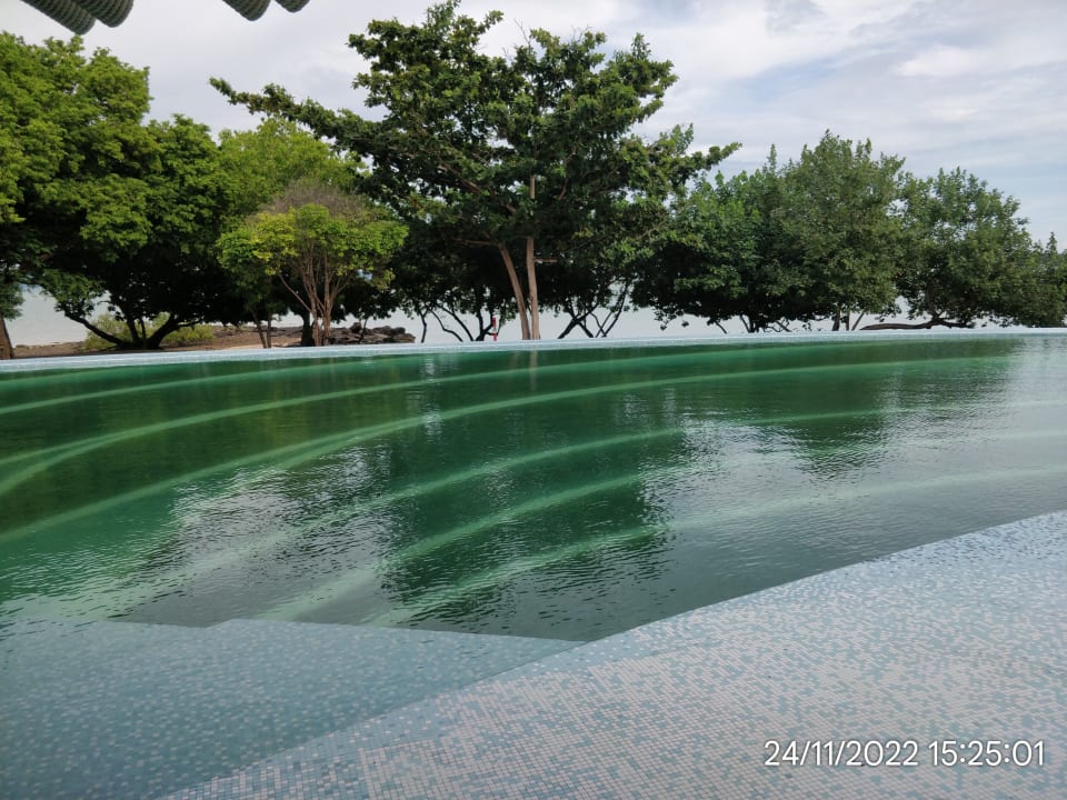 Pool Island Escape Burasari