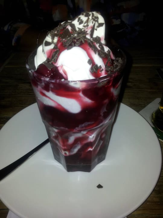 Vanilleeis mit rote Grütze Hotel Riverside