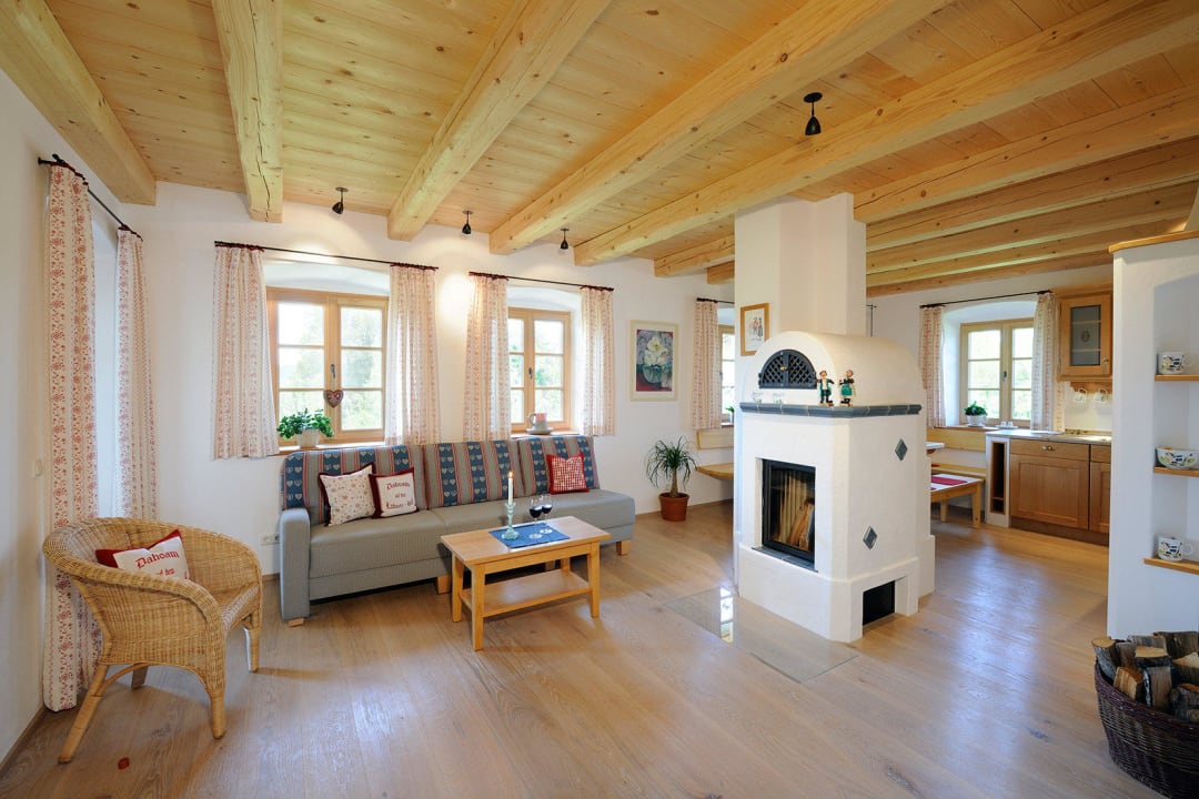 5-Sterne Ferienwohnung Wohnraum mit Kachelofen Lohner Hof