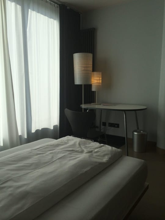 Tisch und Stuhl Ku' Damm 101 Hotel