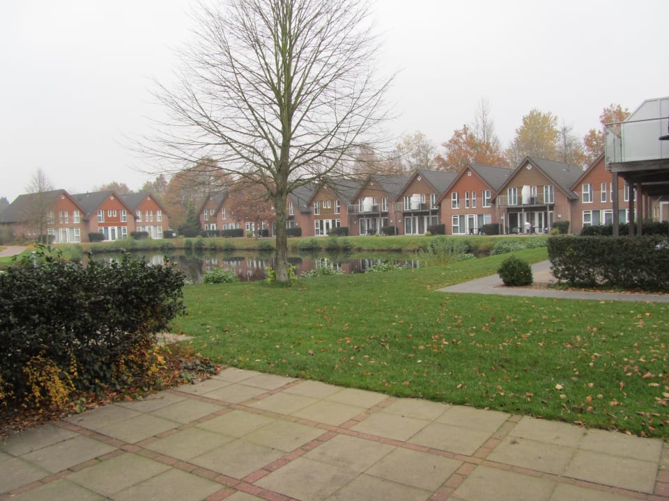 Blick von der Terrasse auf die anderen Häuser Eurostrand Resort Lüneburger Heide