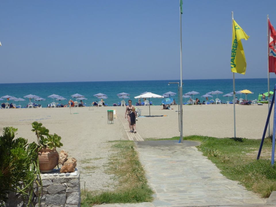 Der Weg zum Strand Hotel Kathrin Beach