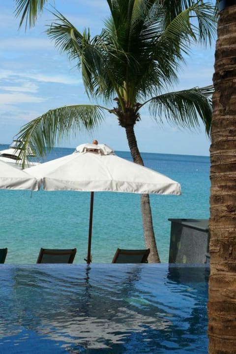 Der verlängerte Pool ist das Meer Le Vimarn Cottages & Spa