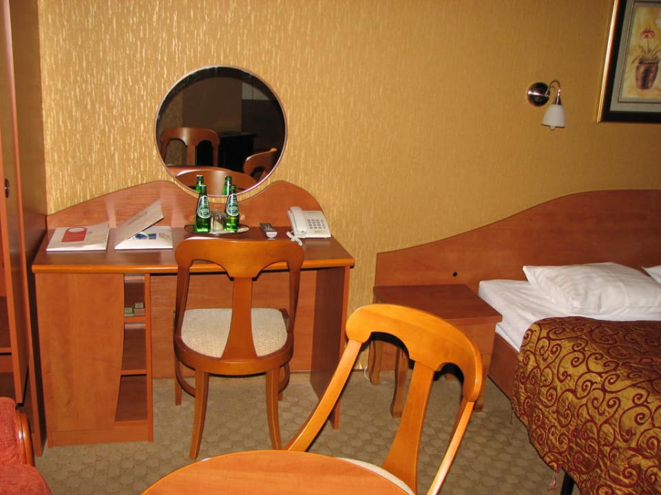 Biurko w pokoju Hotel Azzun Orient SPA & Wellness