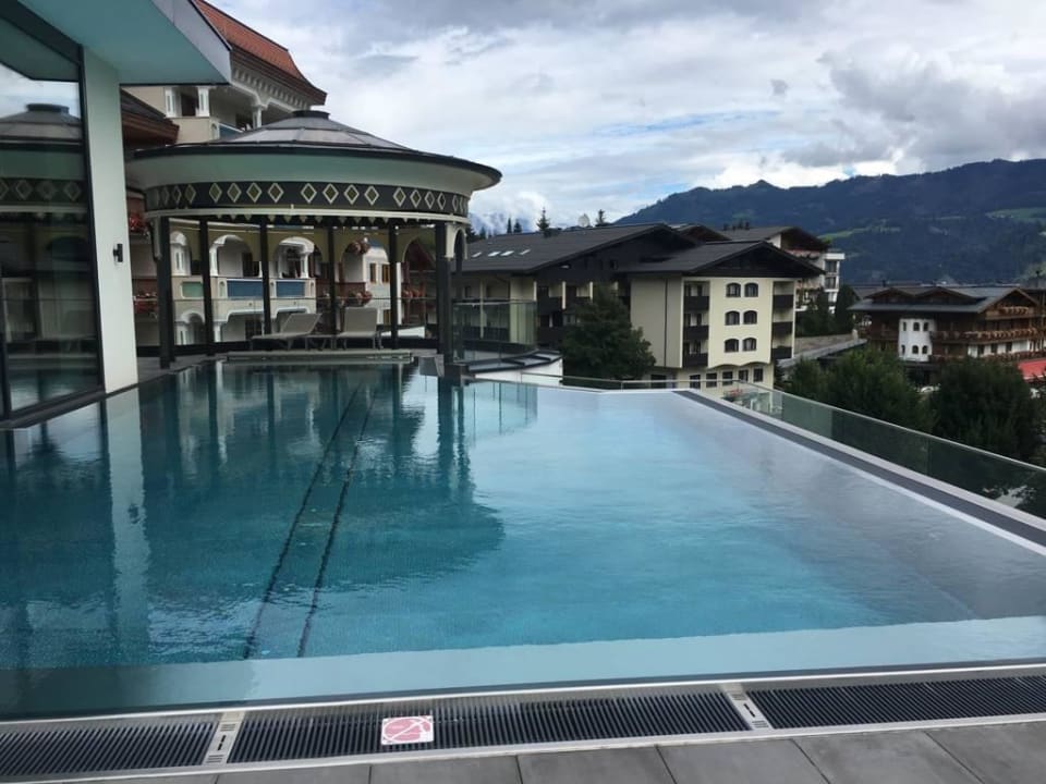 Dachterrasse mit Infinity Pool Alpina Alpendorf