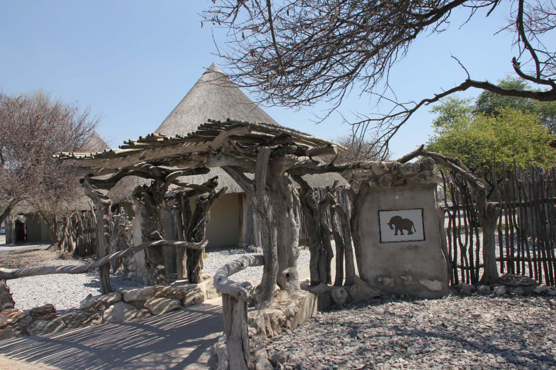 Eingang zu den Lodges Okaukuejo Camp
