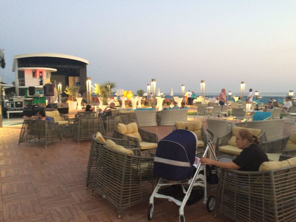 Sitzgelegenheit am Pool mit Blick aufs Meer  Azura Deluxe Resort & Spa Hotel