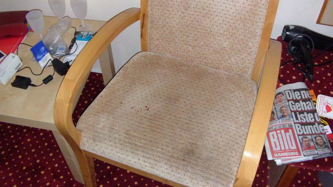 Sessel mit roten Flecken (Blut?) PLAZA INN Hamburg Moorfleet