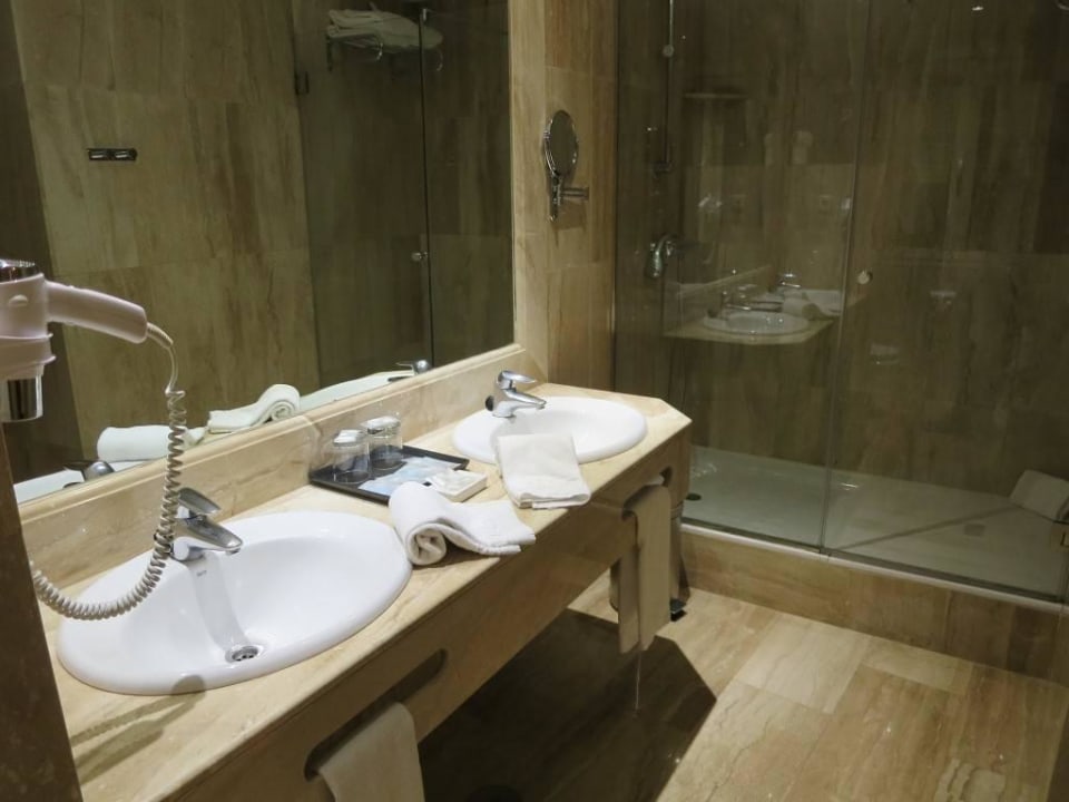 Badezimmer des Vierbettzimmers  Hotel Francisco I