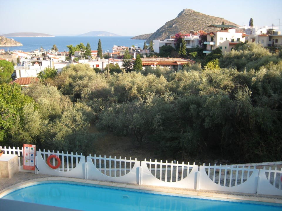 Unser Ausblick auf den Pool und dem Meer Viaros Hotel Apartments