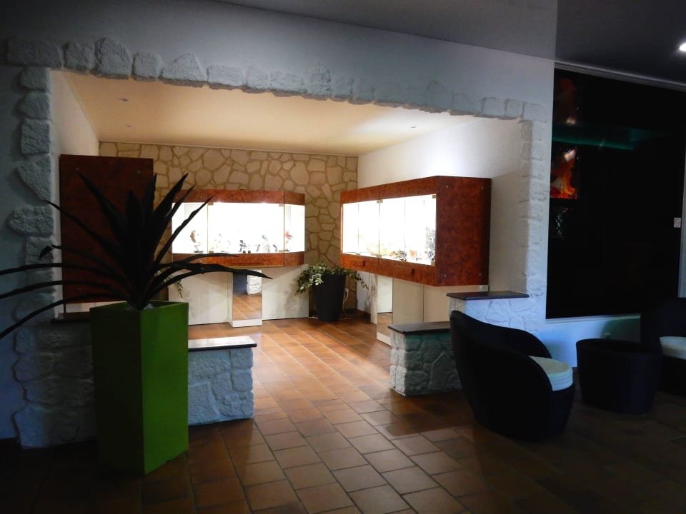 Lobby mit Schaukästen Hotel Isola