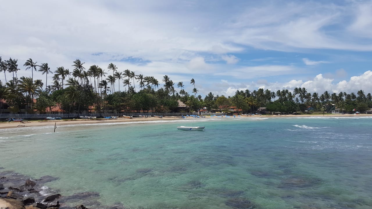 Blick auf das Hotel und einen der beiden Strände Dickwella Resort & Spa