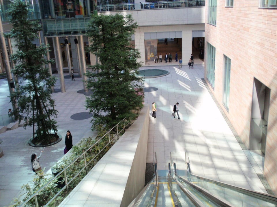 Rolltreppe von der U-Bahn zum Hotel Hotel Royal Park Shiodome Tower