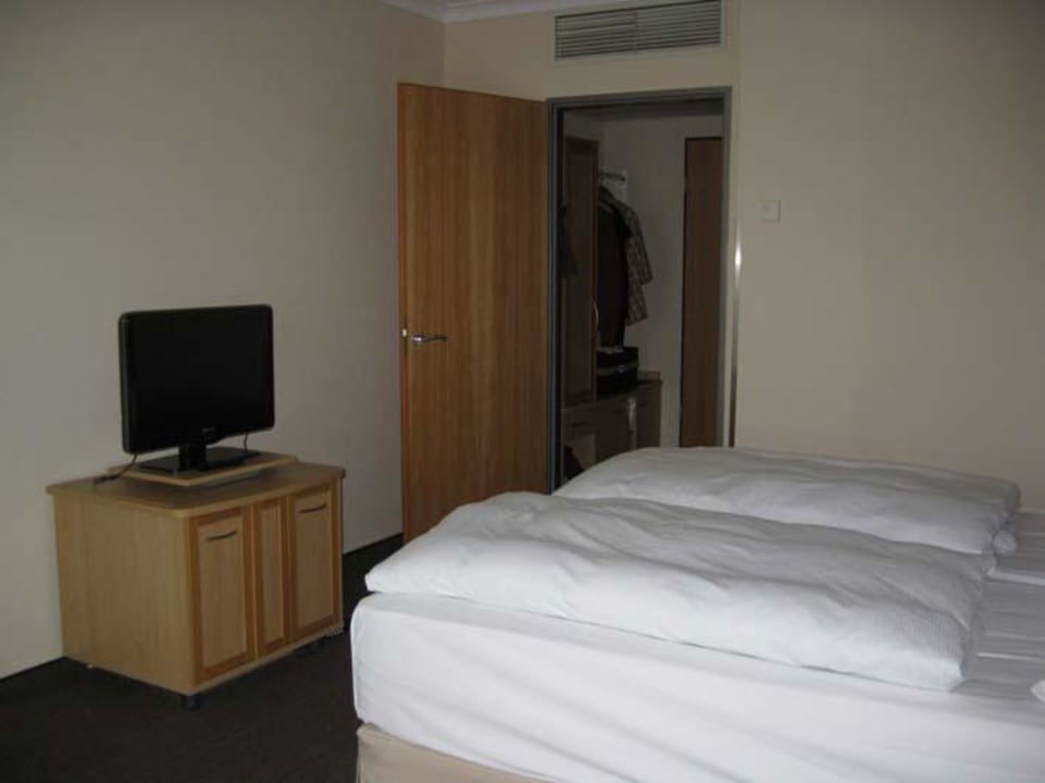 TV und Minibar NH Berlin Alexanderplatz