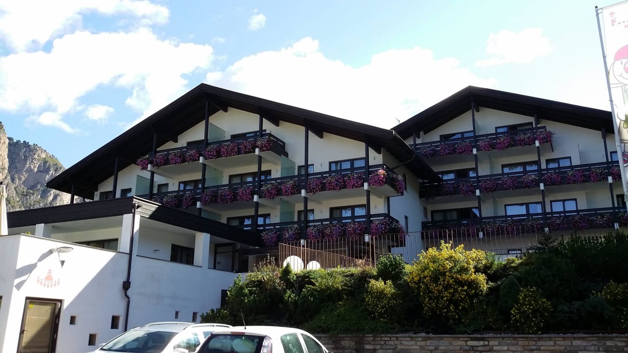 Widok na cały hotel od zewnątrz  Hotel Biancaneve