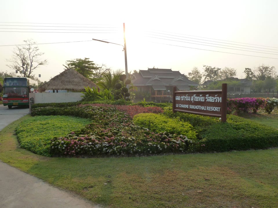 Einfahrt Hotel Le Charme Sukhothai Resort