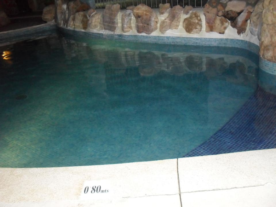 Pool bei Nacht Hotel Kilimanjaro