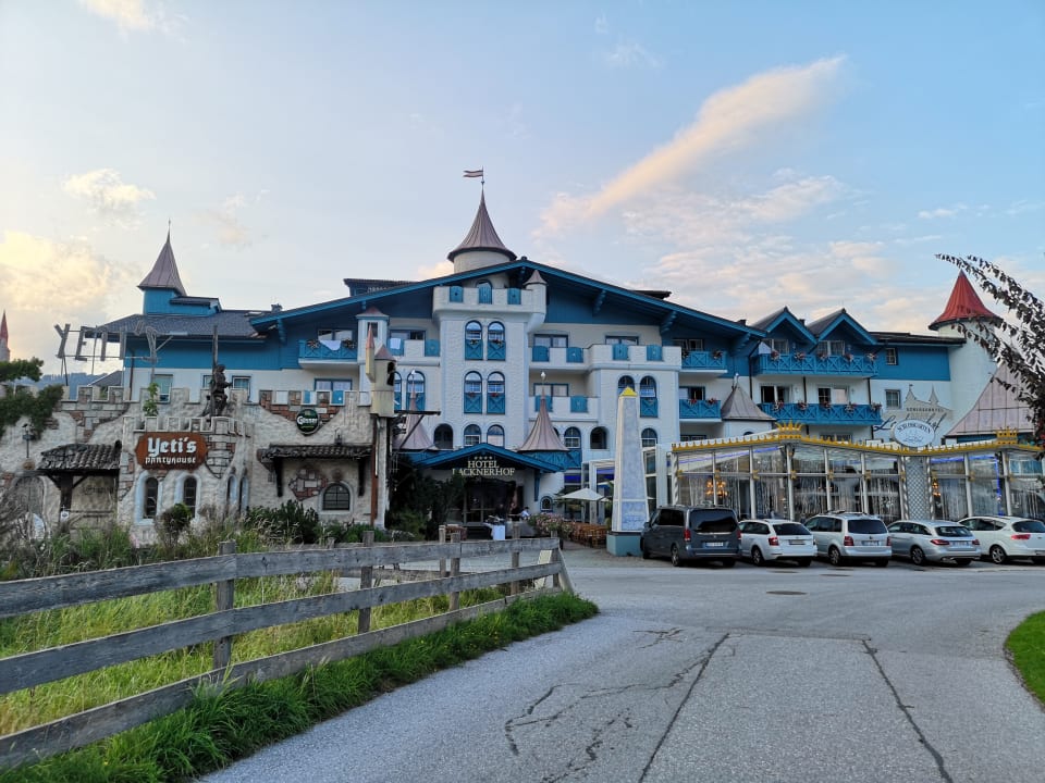 Außenansicht Schlosshotel Lacknerhof