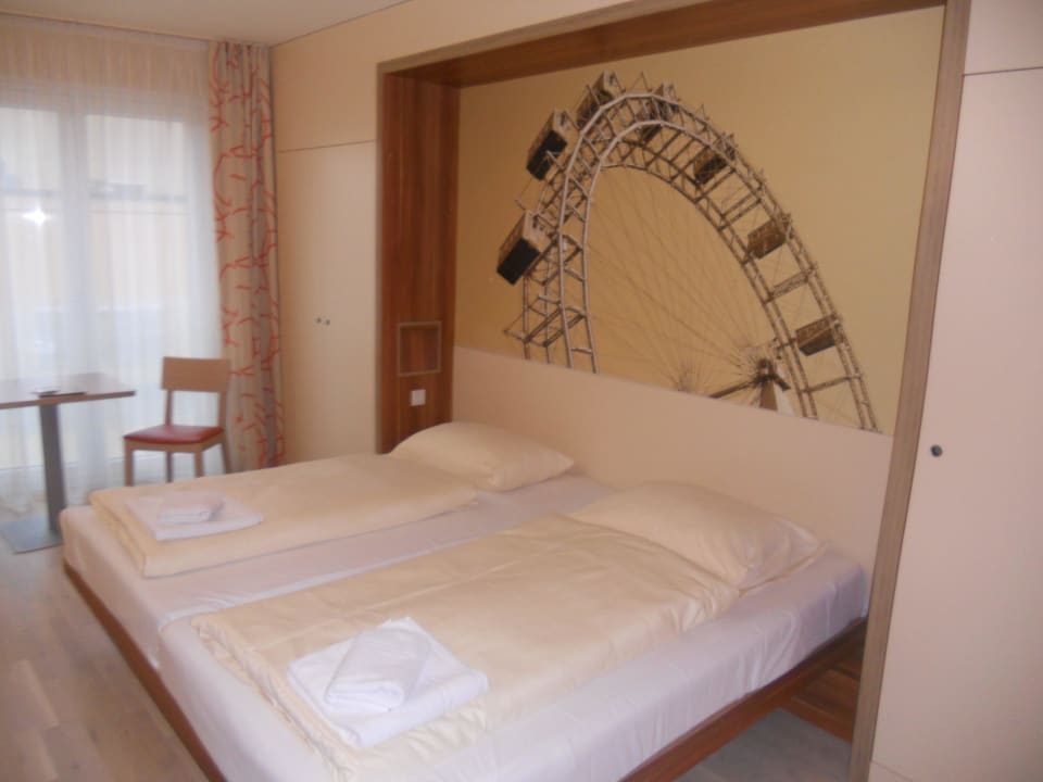 Bett mit Handtüchern, und Riesenrad JUFA Hotel Wien City