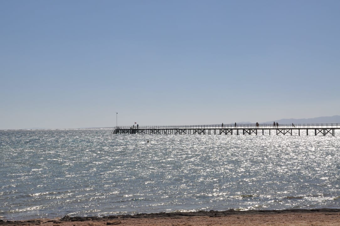 Widok z plaży na molo Regency Plaza Aqua Park & Spa