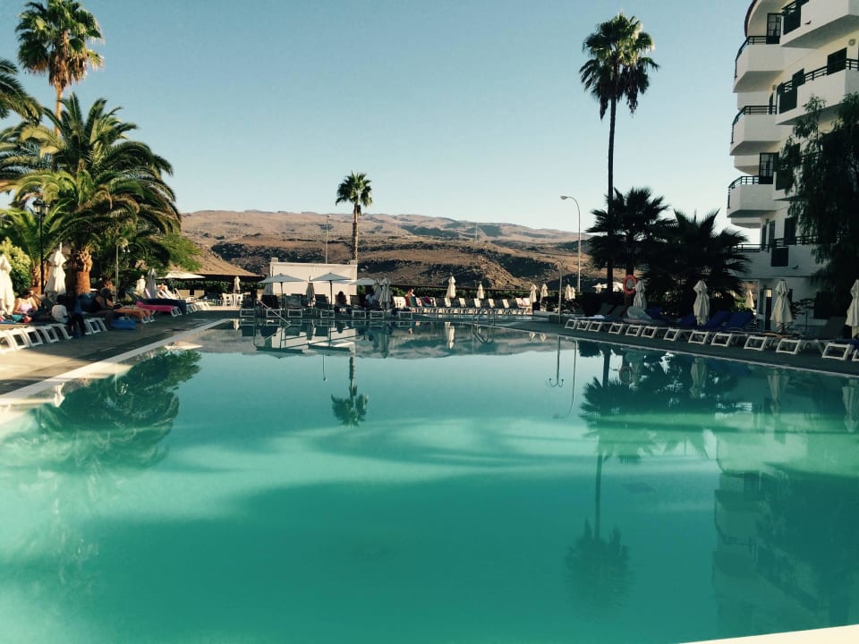 Pool gegen Abend mit Ausblick Servatur Playa Bonita