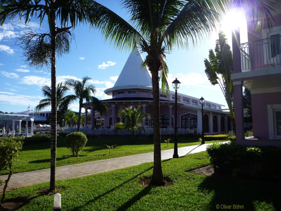 Blick auf Hotelbereich Bars etc. Hotel Riu Palace Tropical Bay