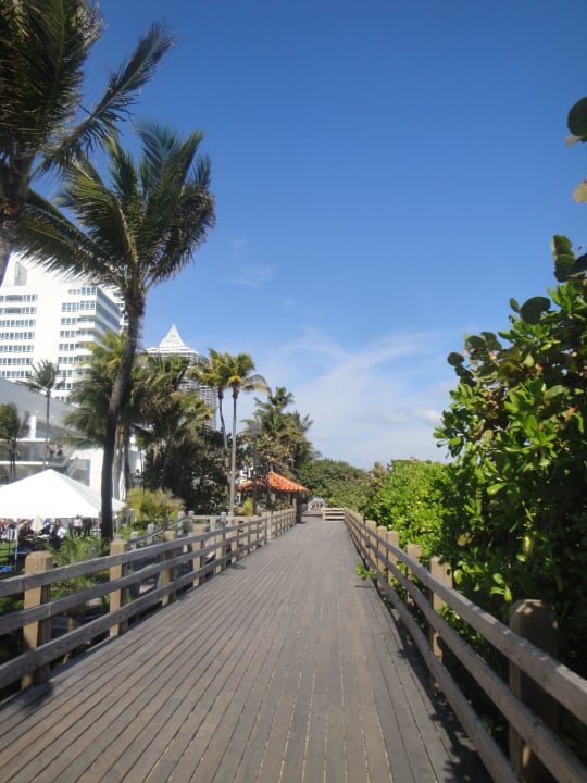 Holzsteg zwischen Hotel und Strand Hotel Fontainebleau Miami Beach