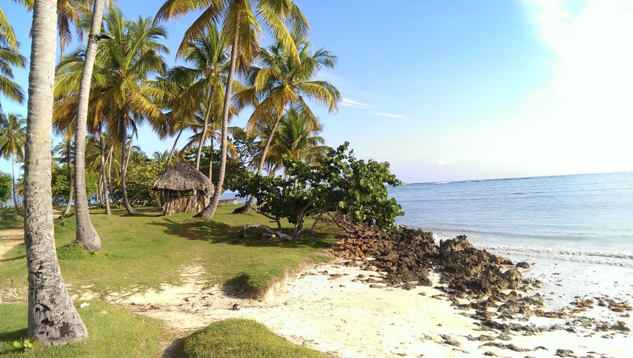 Rechte Seite des Strandes Wyndham Alltra Samana