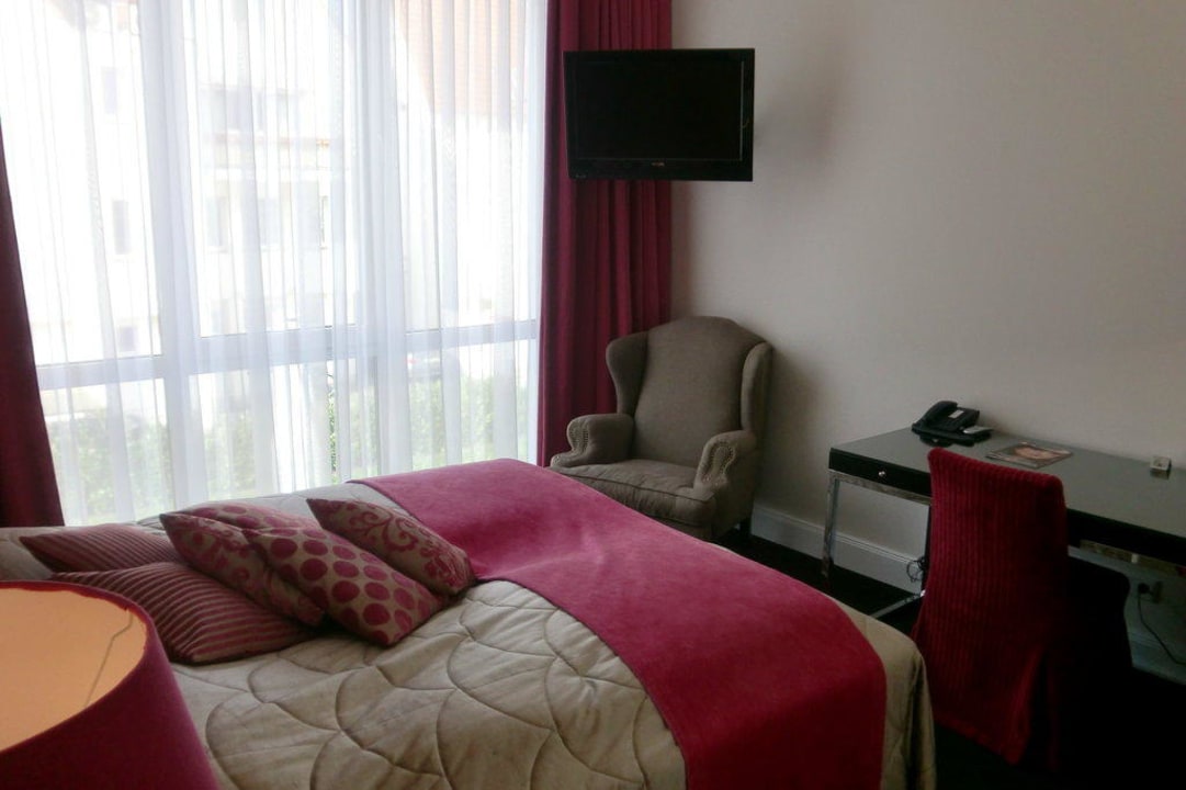 Zimmer mit großen Fenstern Königs Hotel am Schlosspark