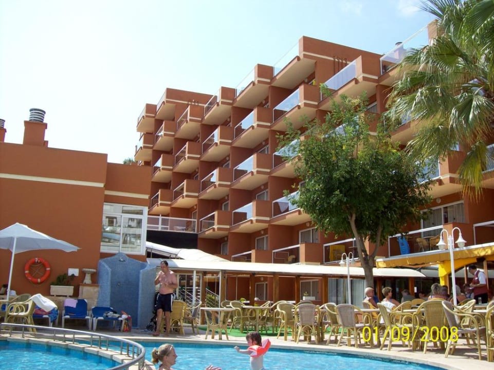 Blick vom Pool auf das Hotel Hotel Aparthotel Paguera Beach