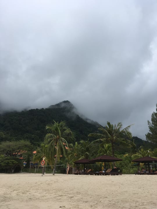 Strand, Volleyballnetz, Liegen mit Stationären Sonnenschirme Berjaya Langkawi Resort