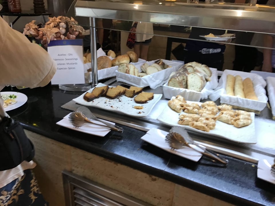 Buffet häufig abgegrast ...  Bahia Principe Grand El Portillo