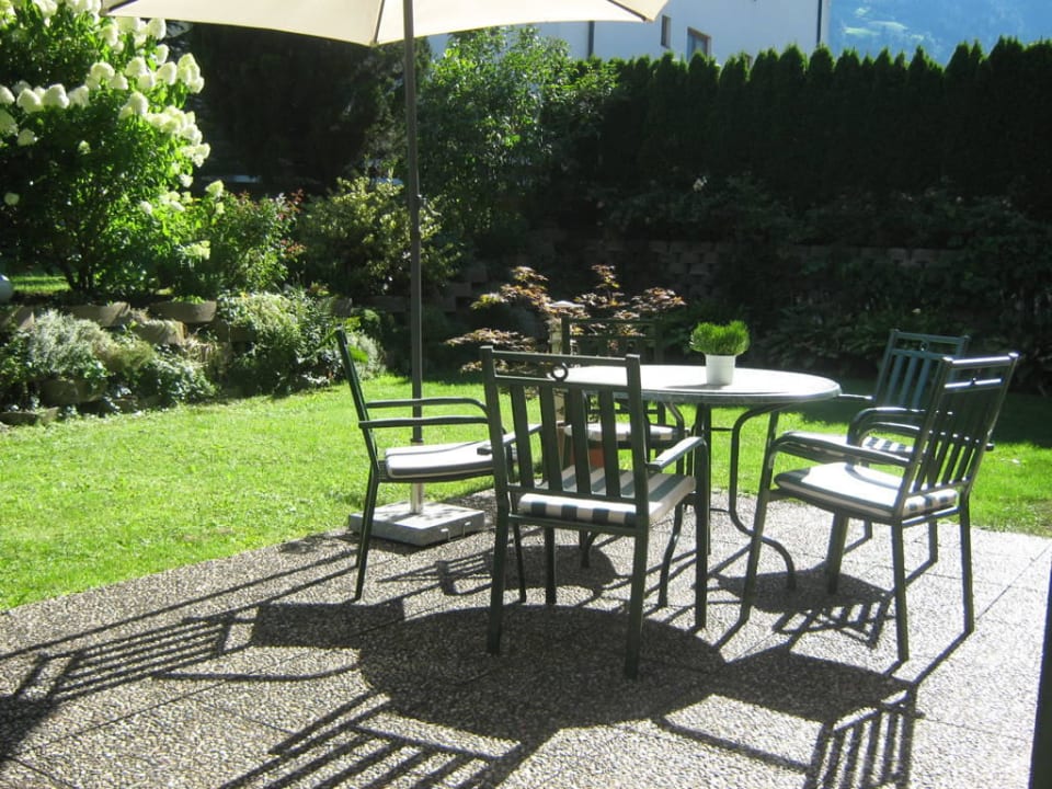 Gemütlichkeit am runden Tisch Hotel Landhaus Zillertal