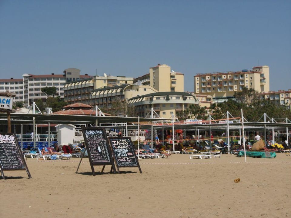 Blick vom Strand zum Hotel Side Sun Hotel