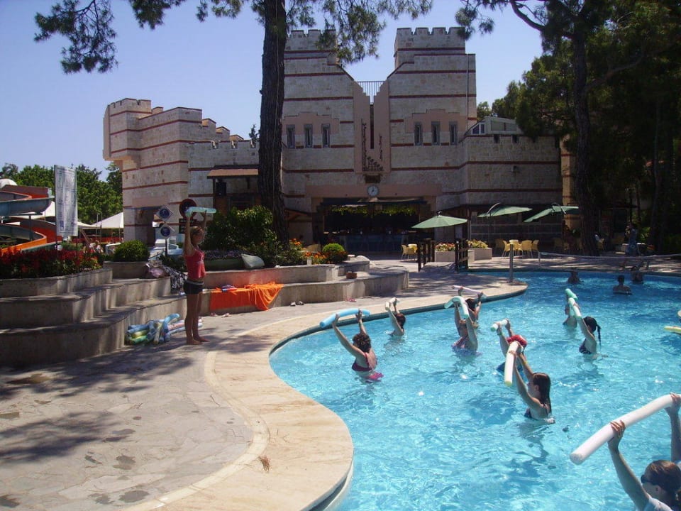 Wassersport im Pool Ulusoy Kemer Holiday Club