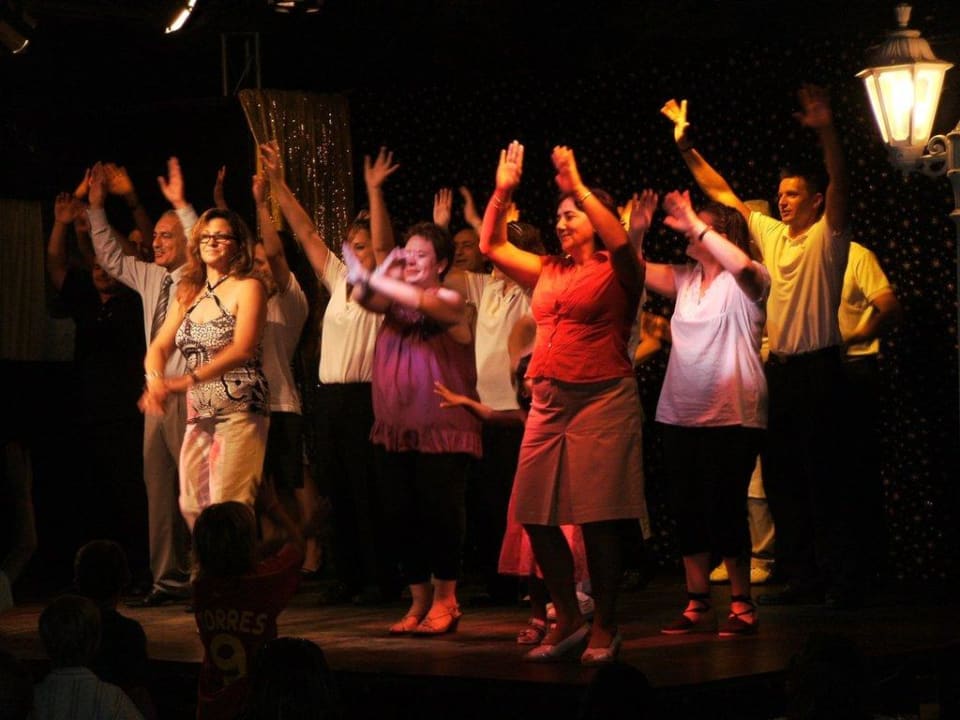 Tanzendes Personal Valentin Grand Park Suite Hotel