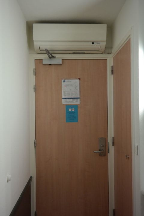 Blick Richtung Türe und Klimaanlage ibis budget Amsterdam Airport