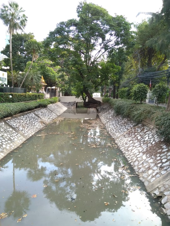 Stinkender Klong vor dem Hotel an der Straße Hotel Bliston Suwan Park View