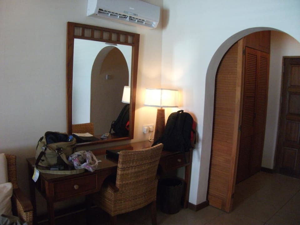 Schreibtisch mit Spiegel  Kuramathi Maldives